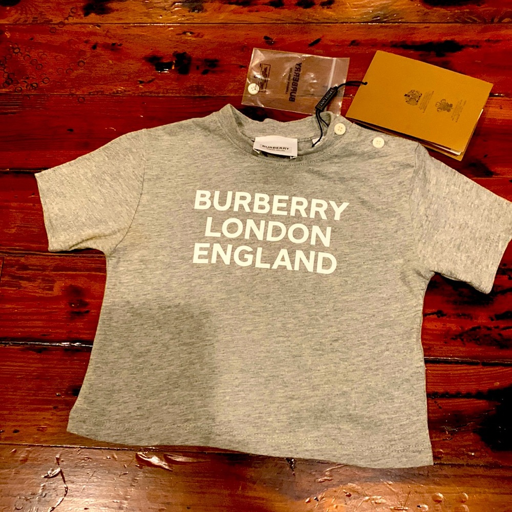 Burberry unisex t-shirt,authentic,6 month with tags